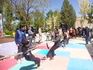 همایش پیاده روی خانوادگی به مناسبت دهه کرامت وهفته جمعیت در شهرستان خنداب برگزار شد